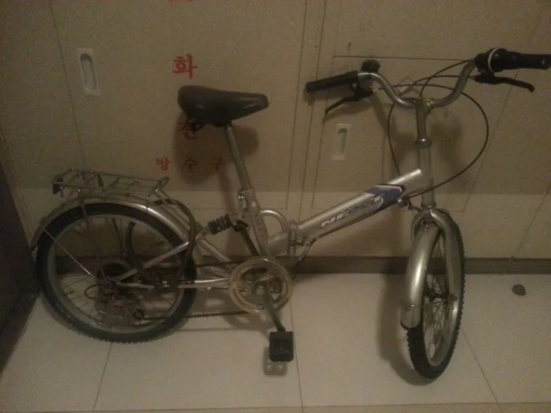 전신 노젖기 운동기구 .접이식 자전거. 자전거 페 이미지