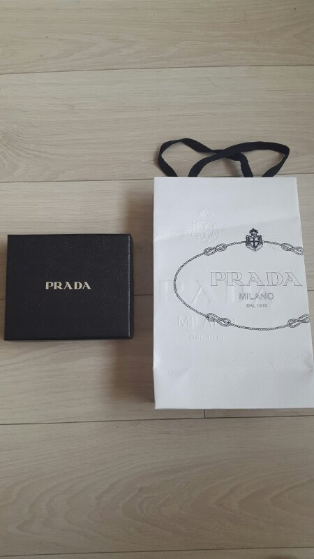 프라다 남성 반지갑 2M0513 사피아노 양각 컷 이미지