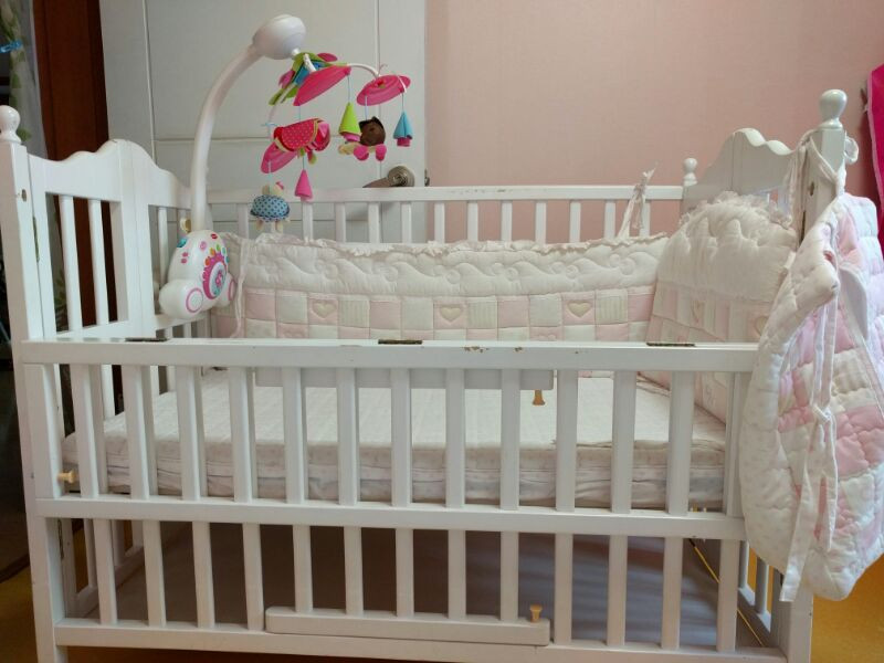 아기침대 5만원  , 범퍼 4장 3만원 , 모빌 --2