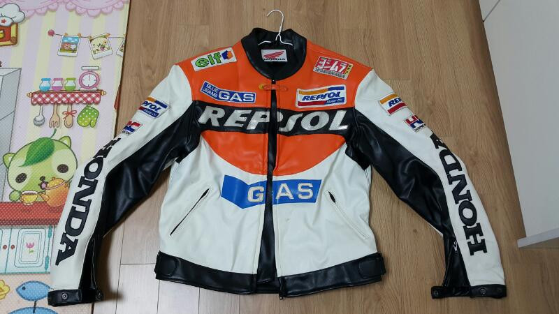 바이크 자켓 과 가죽조끼 이미지