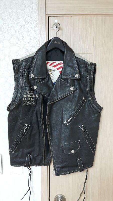바이크 자켓 과 가죽조끼 이미지