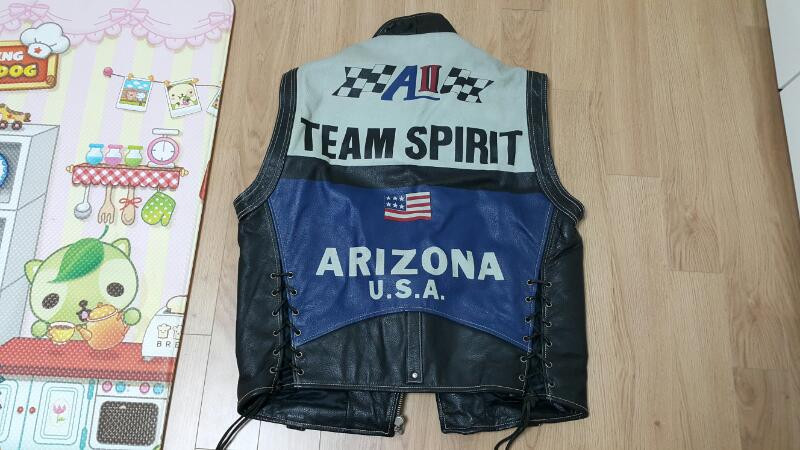 바이크 자켓 과 가죽조끼 이미지