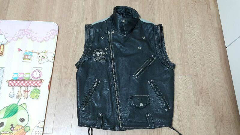 바이크 자켓 과 가죽조끼 이미지