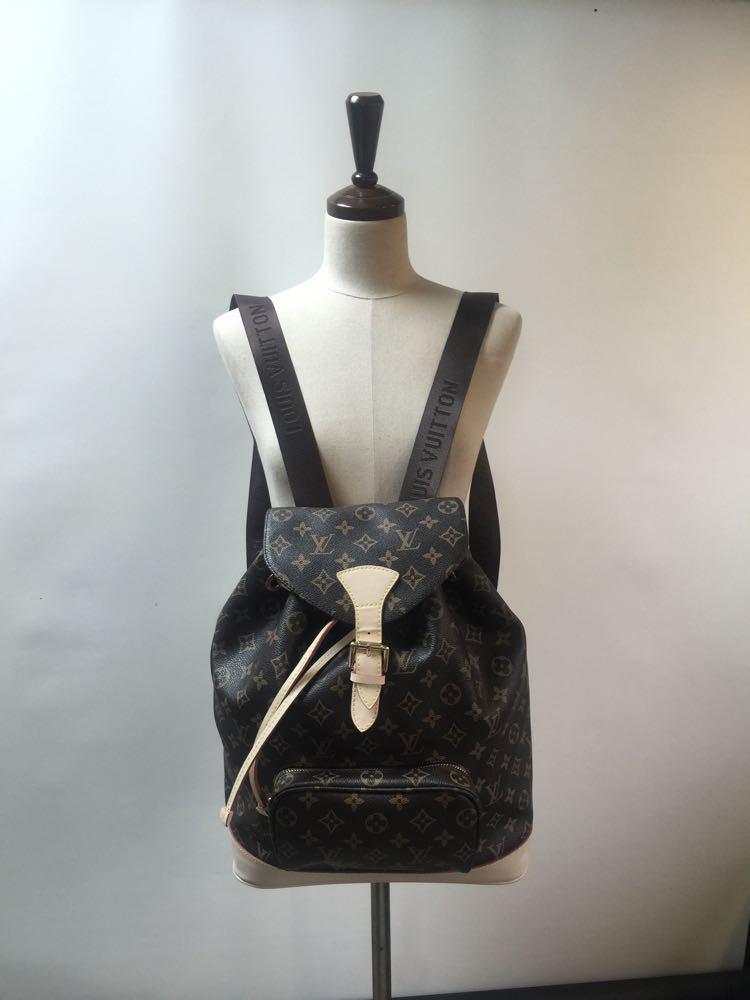 43. 루이비통 몽수리 백팩 거의새상품--1