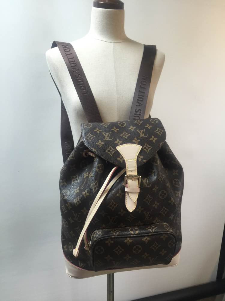 43. 루이비통 몽수리 백팩 거의새상품--2