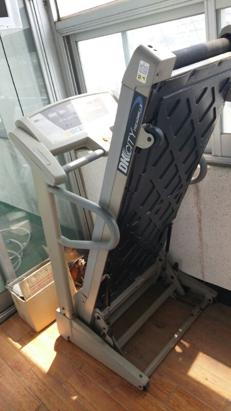 접이식 런닝머신 팝니다.--3