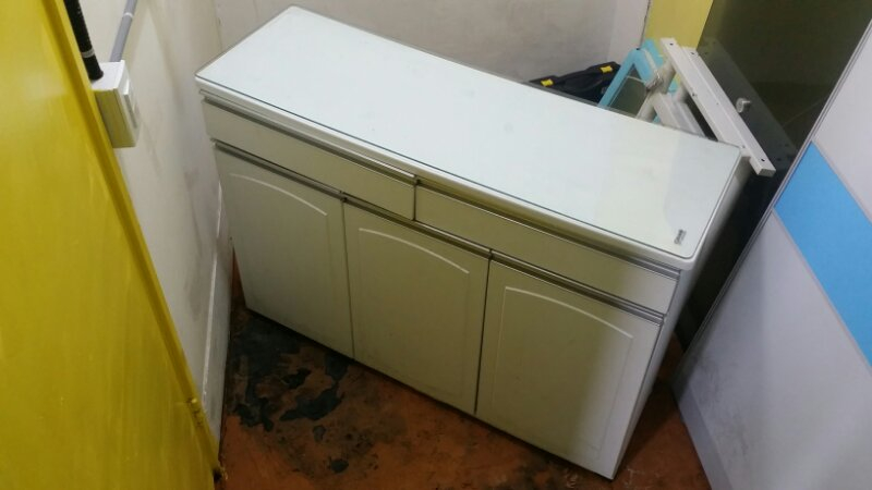 쓸만한 흰색 서랍장 무료로 드립니다.--0