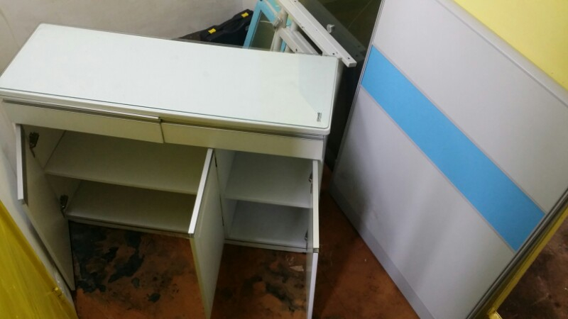 쓸만한 흰색 서랍장 무료로 드립니다.--1