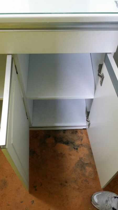 쓸만한 흰색 서랍장 무료로 드립니다.--3