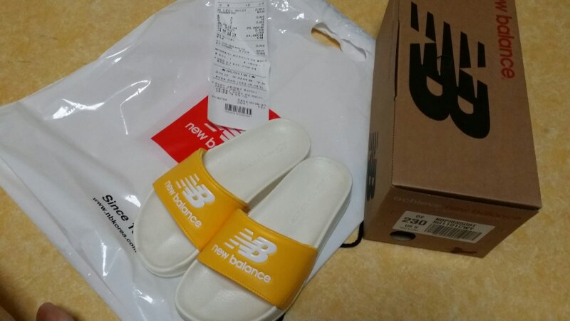 뉴발 신상 노란색 슬리퍼 이미지