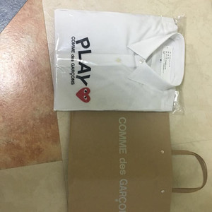 꼼데 레드와펜화이트셔츠팝니다
