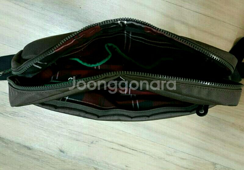 타미힐피거 크로스백--1