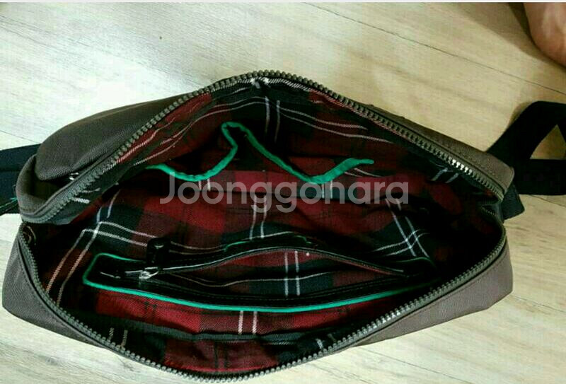 타미힐피거 크로스백--2