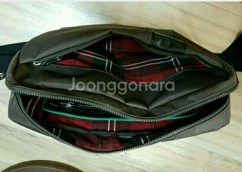 타미힐피거 크로스백--3