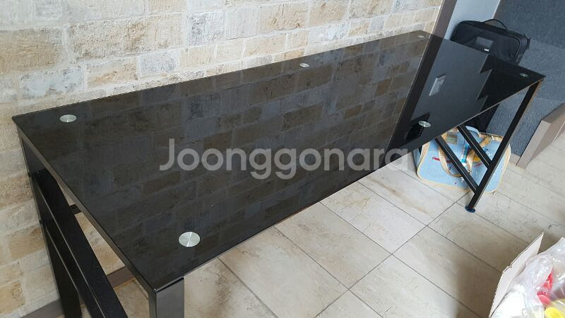 [대전] 모던 &심플한 강화유리 책상 팔아요--0