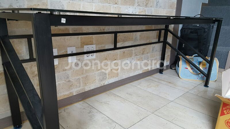 [대전] 모던 &심플한 강화유리 책상 팔아요--1