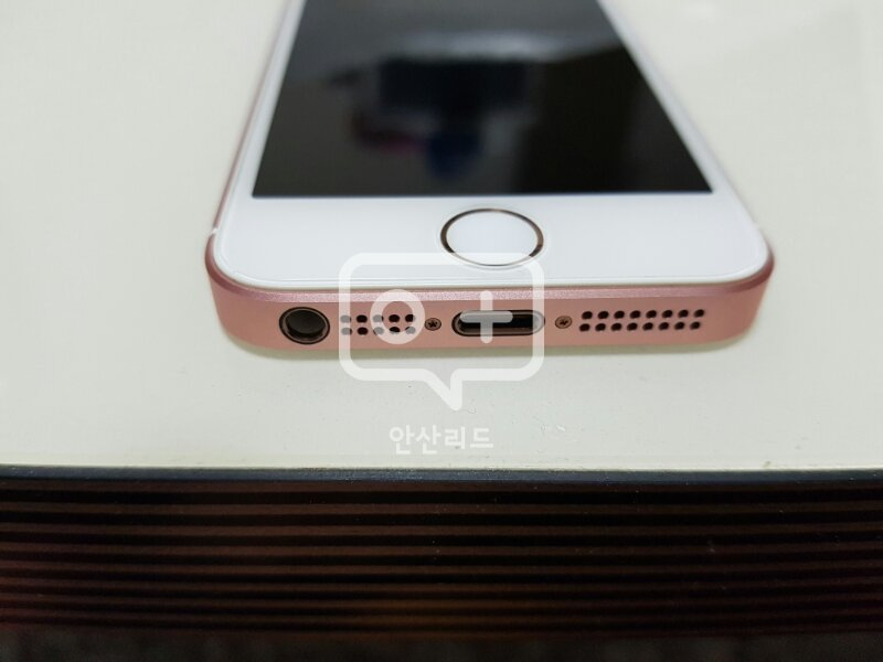아이폰se 로골64 홍콩판 판매합니다--2