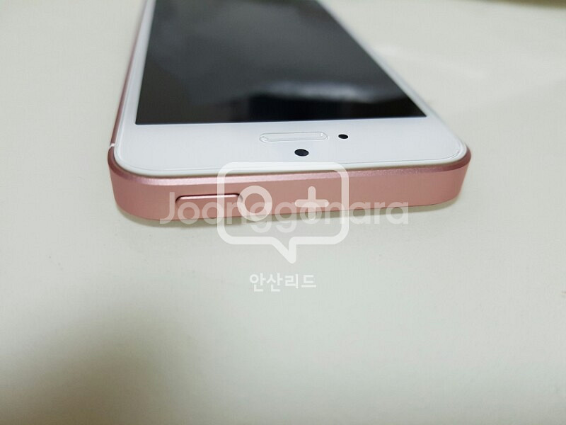 아이폰se 로골64 홍콩판 판매합니다--4