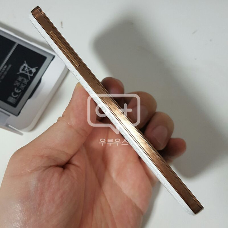 갤럭시s4 화이트골드 A급 팝니다--3