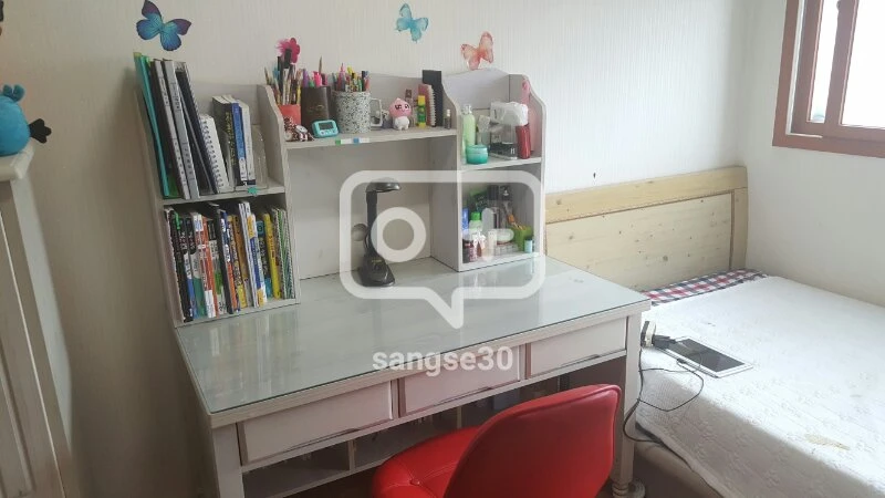 화이트 책상 이미지