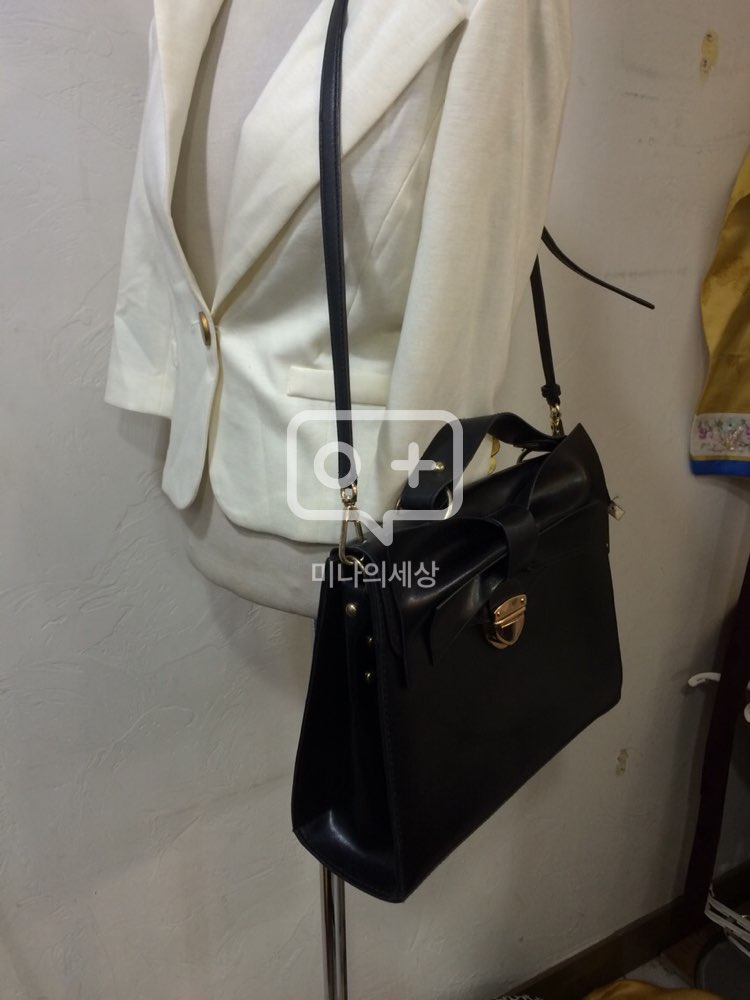 블랙리본크로스백 만오천원--2