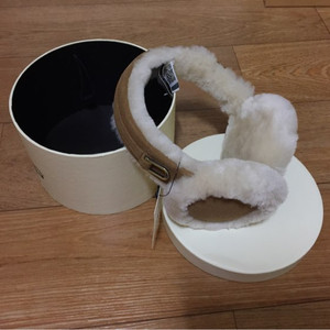 UGG 버클 귀마개 판매합니다.