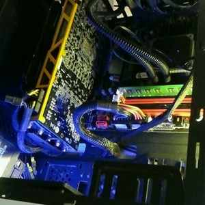 기가바이트 r9 290 팝니다.