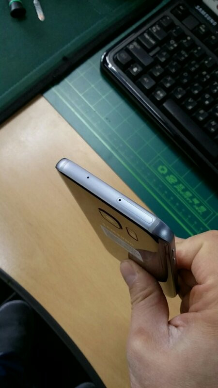 갤럭시s7 블랙 오닉스 32기가 팔아요. (거의새--4