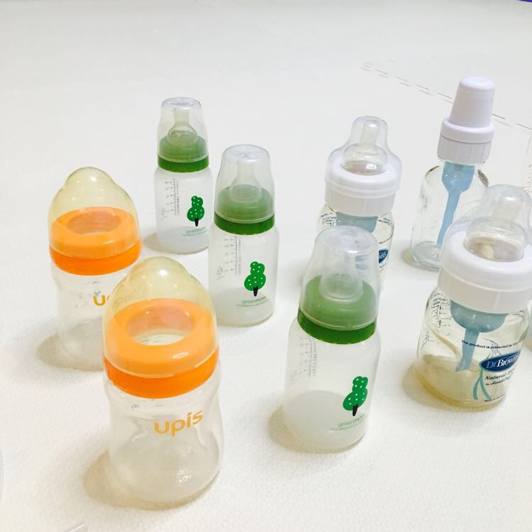 유축기깔대기(2개)와 젖병(10개) 이미지