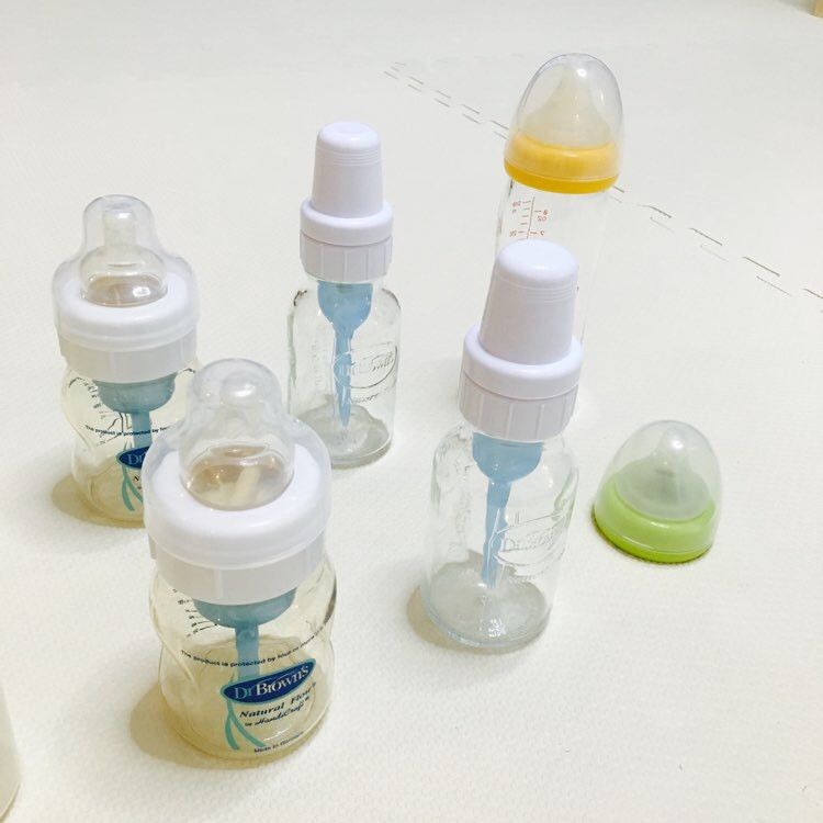 유축기깔대기(2개)와 젖병(10개) 이미지