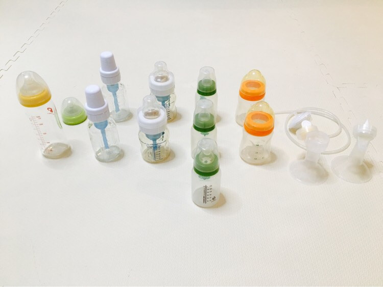 유축기깔대기(2개)와 젖병(10개) 이미지