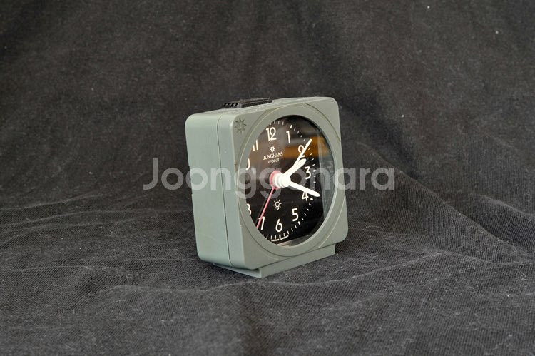 JUNHANS table clock grey / --3