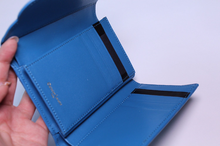 크리스챤라크르와 지갑판매합니다 ~--1