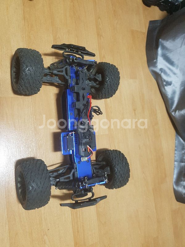 1:8? 1:10? 트럭 RC카 판매합니다.--1