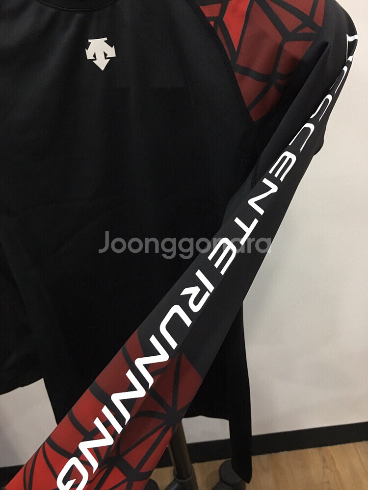 데상트 정품 여성 래시가드--2