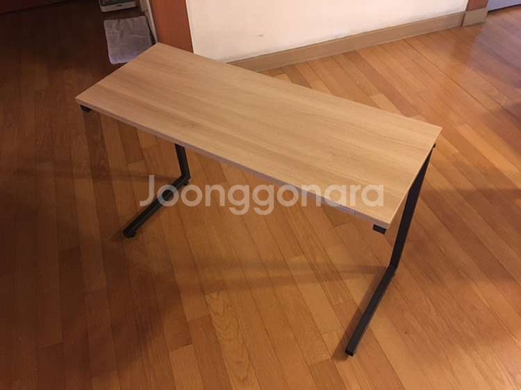 아담한 책상 팔아요~^^ 침대에 걸터앉고 쓰기 좋--0