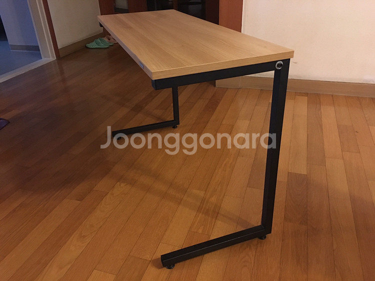 아담한 책상 팔아요~^^ 침대에 걸터앉고 쓰기 좋--1