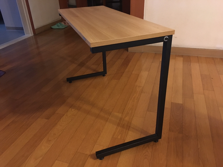 아담한 책상 팔아요~^^ 침대에 걸터앉고 쓰기 좋--1