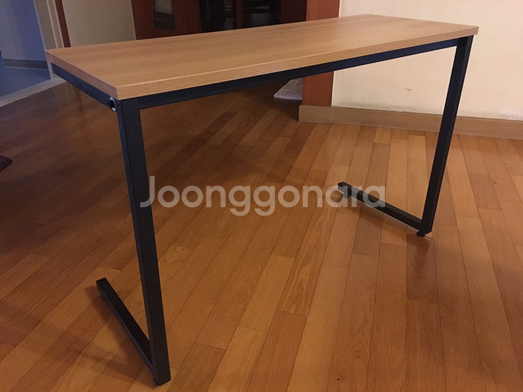아담한 책상 팔아요~^^ 침대에 걸터앉고 쓰기 좋--2