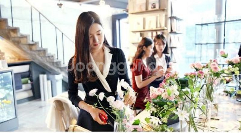 치유의 옷장 수애 미카도 실크 랩원피스--3