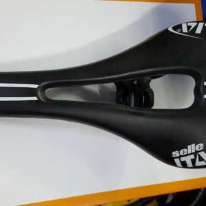 로드 안장 팝니다 Selle italia SLR 