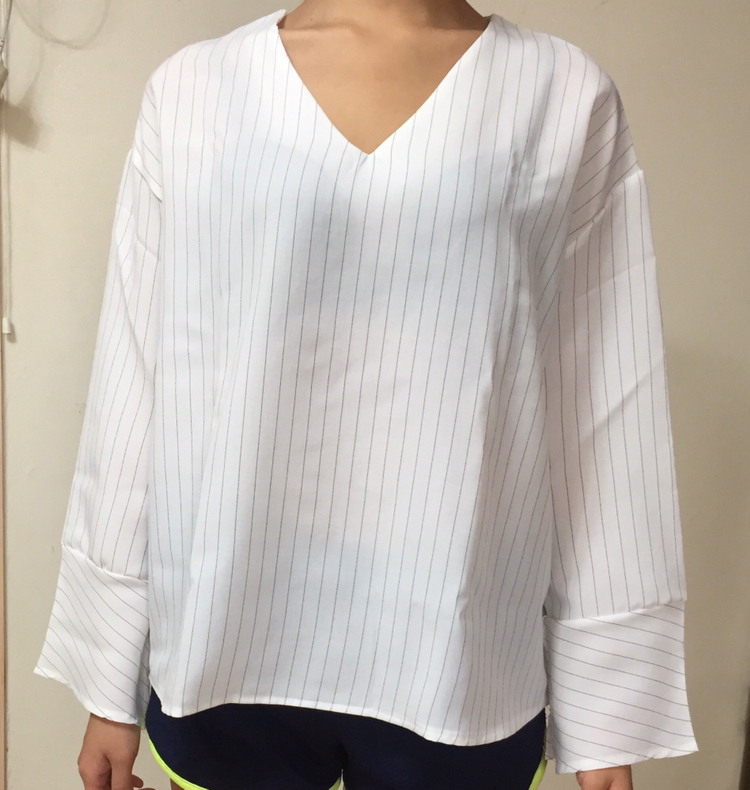 시스루 브이넥 블라우스 이미지