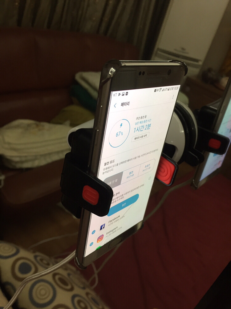 스마트폰 차량용 무선충전 거치대 이미지