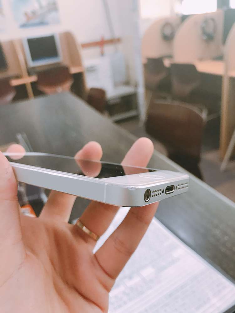 아이폰5 실버 64기가 9만원 (하자ㅇ)--4