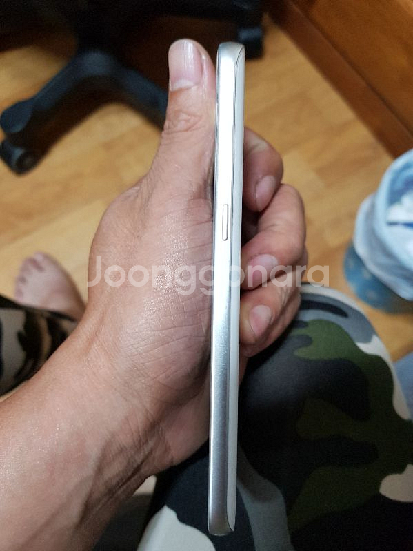 갤럭시s7u+ 흰색 s급팝니다
상자까지 풀이고요
--4