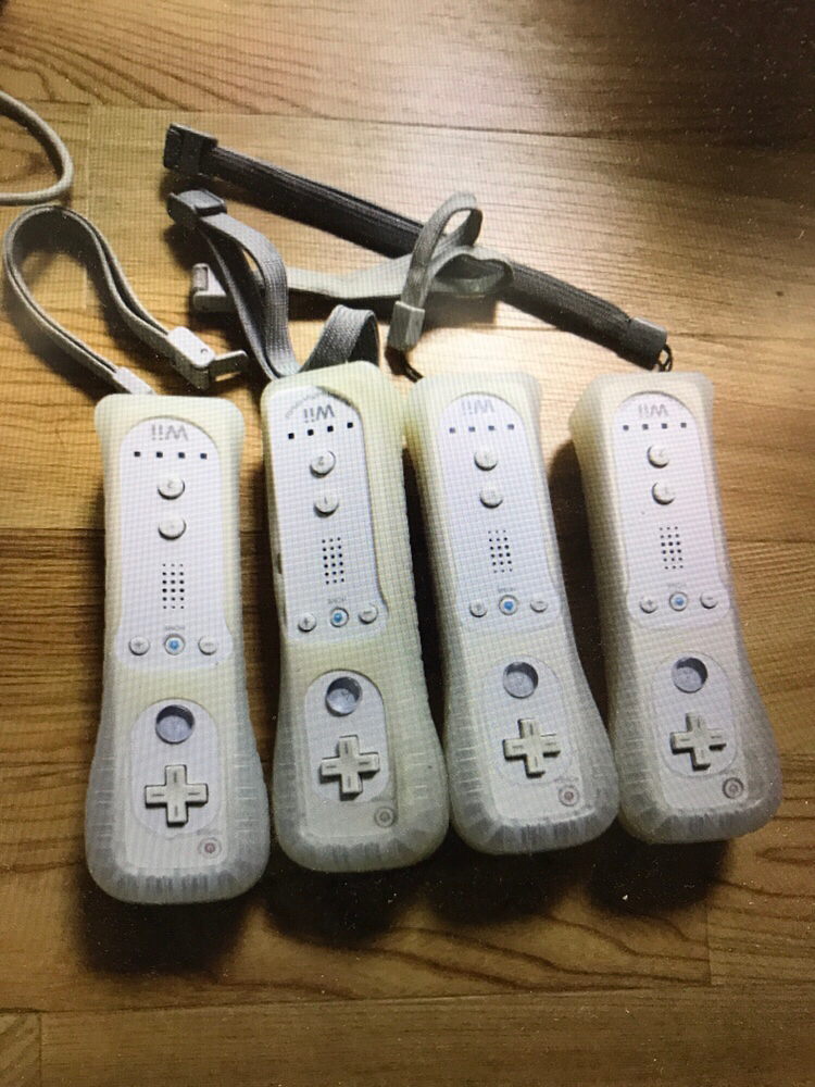 닌텐도 wii(본체, 눈자크2, 리모컨4, 시디4--3