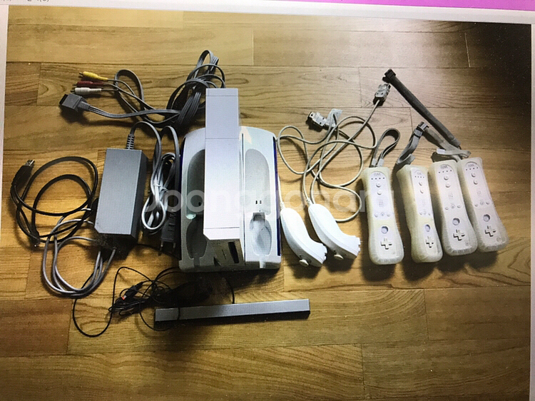 닌텐도 wii(본체, 눈자크2, 리모컨4, 시디4--5