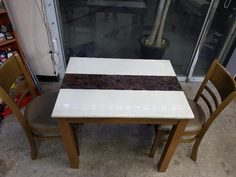 [부산]인조대리석 2인용 식탁 의자 팝니다--1