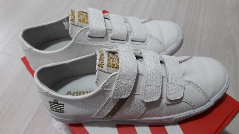 스니커즈 흰색 A급 백화점정품입니다.--1