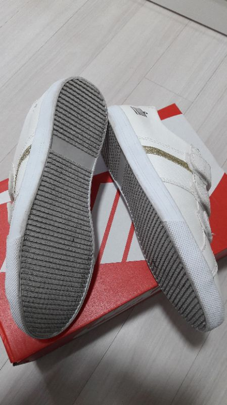 스니커즈 흰색 A급 백화점정품입니다.--2